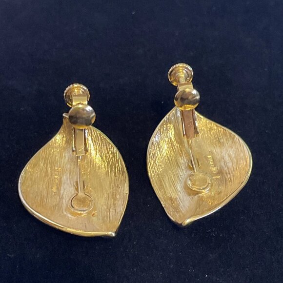 Napier Gold Tone Leaf Inspired Screw Back Clip-on Earrings Vintage 1.5 inches - Picture 4 of 10